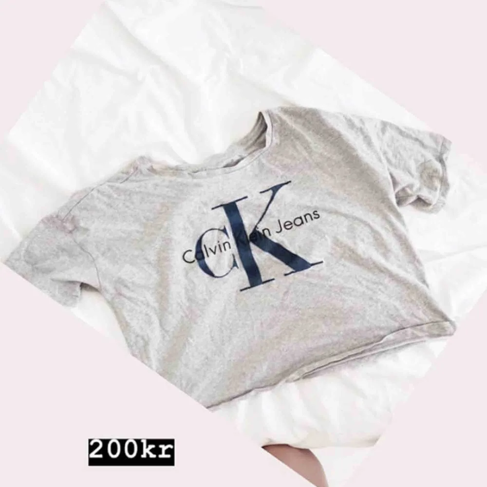 Ck tröja i jättefint skick!! Strl S men passar även XS. Ord pris 499kr, mitt pris 200kr. Bilder från min Instagram @schonbloppis. T-shirts.