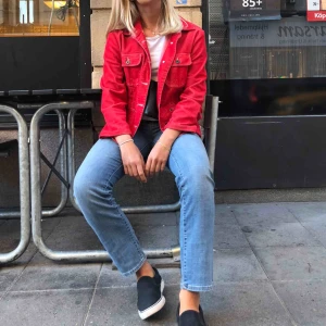  - Min absoluta favoritjacka någonsin, men kommer tyvärr inte till användning så mycket nu. Snygg passform som funkar att ha både tshirt och tjocktröja under, är vanligtvis en S och är 170cm lång. Frakt tillkommer!