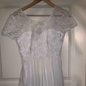  - Vit klänning, använd en gång. 