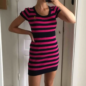  - Snygg tight klänning från U.S Polo. Marinblå och rosa ribbad randig mjuk klänning. Använd ytterst få gånger. Står storlek L men sitter som en XS😊