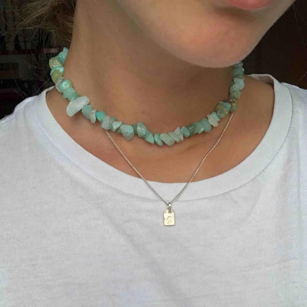 Halsband av amazonit stenar. Elastisk tråd. Frakt 10kr💘 Instagram: @byviolajewelry. Accessoarer.