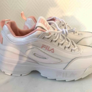  - Fick dessa i present men tyvärr är de inte min stil. (Tror märket heter fila) Om många är intresserade kör vi på en budgivning ( många är intresserade så kör budgivning till 18:00 imorgon den 27e, budet ligger just nu på 400kr inkl frakt ) 