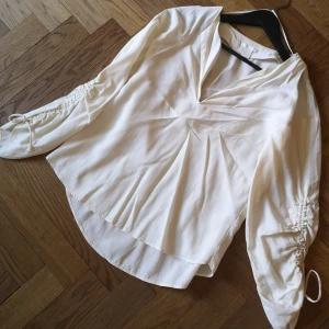  - Oanvänd off-white blus från H&M 