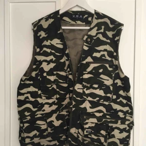  - Trendig väst köpt på humana