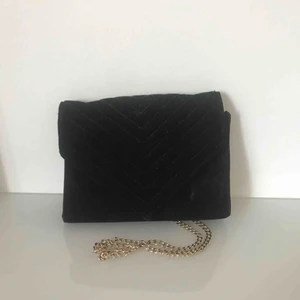  - Jättefin väska från ginatricot med guldkedja. Säljer då den aldrig kommer till användning.