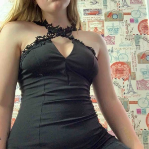  - Kort svart klänning, okänt märke. Står ingen storlek, men skulle gissa på S-M.  Mötes upp i Blekinge eller fraktar, du står för fraktkostnaden 