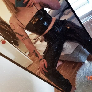  - Sjukt snyggt croppat linne i vinyl från Lisa Anckarman by Mad Lady. Aldrig använt, endast testat en gång. Lappen kvar.  Köparen står för frakt. 