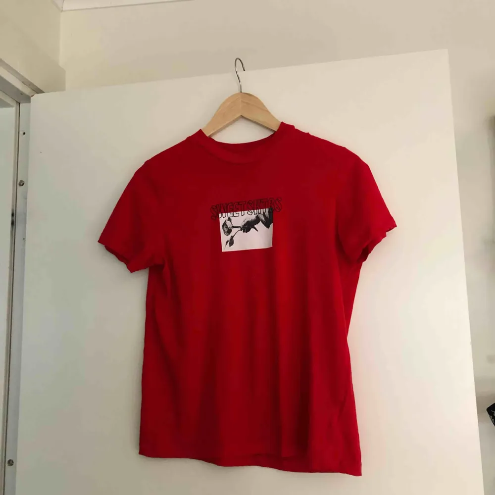 Snygg röd t-shirt från Sweet Sktbs med print. Köparen står för frakt! . T-shirts.
