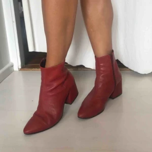  - Coola röda boots från vagabond!   Supersköna och sparsamt använda.   Kan skickas!
