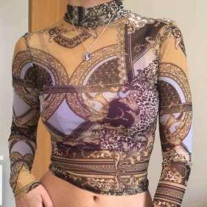  - Genomskinlig mönstrad tröja från Urban Outfitters. Använd 2 gånger. Sitter på en Small på bilden. Frakt +25 kr. Möts upp på runt Södermalm. Skriv om du har frågor 💞💞💞