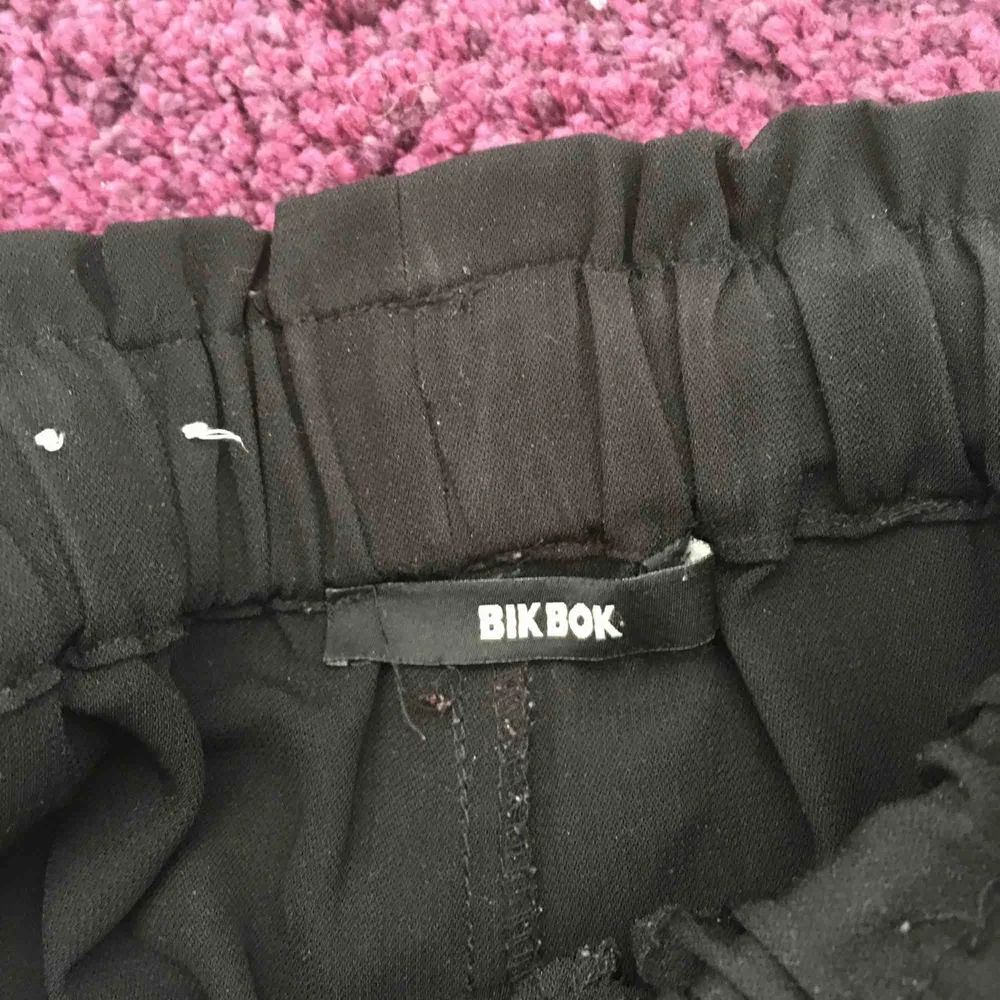 Svarta kostymbyxor från BikBok! Jättesnygga! Frakt tillkommer. Jeans & Byxor.
