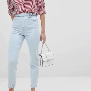  - Sten tvättade savannah-stil jeans i mom-modell från asos. Dom har hög midja, smal passform och är super-stretch! Så dom sitter bra! Älskar knäppningen på dom. Aldrig använda så de är i bra skick. Orginalpris: 166kr.