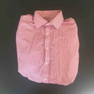  - Randig skjorta från Oscar Jacobson i storlek 43 (XL)