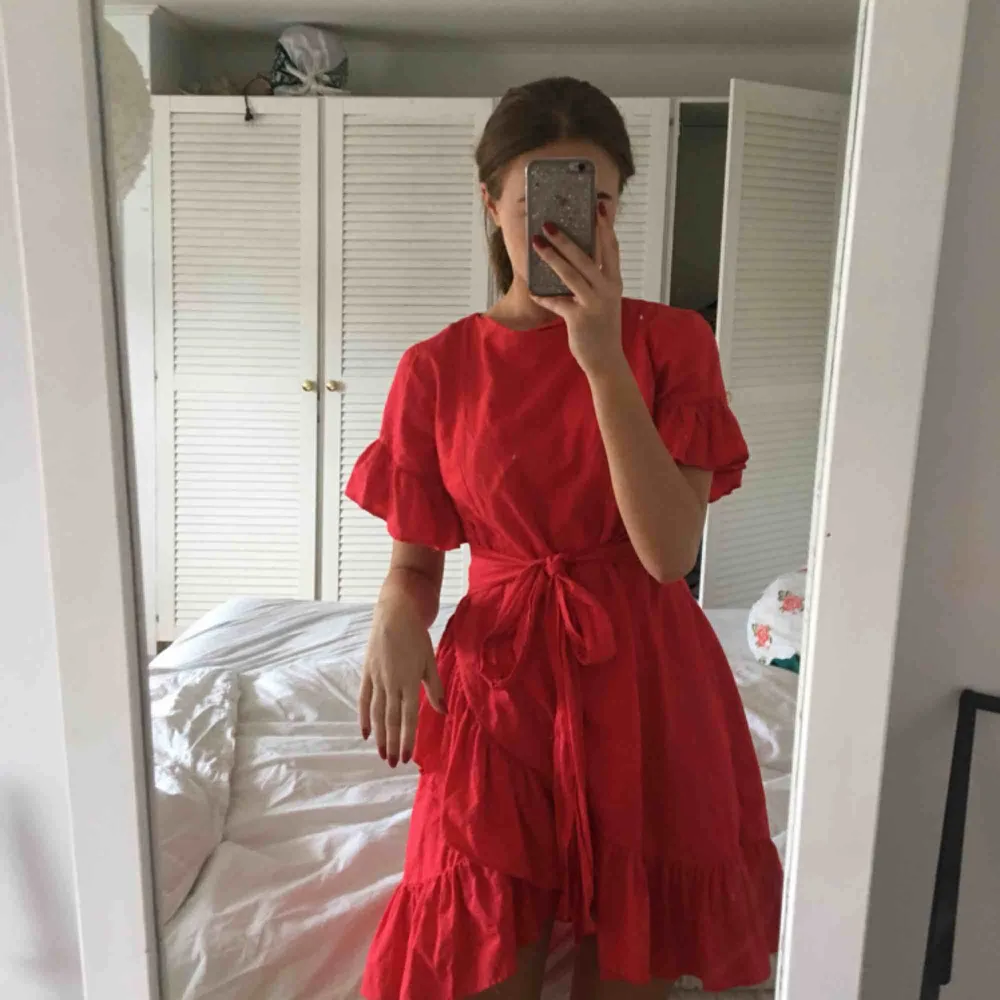 Superfin röd klänning från Nelly, som inte kommer till användning och är i super fint skick! Är i storlek xs men skulle säga att den passar S också! Köparen står för frakt❤️. Klänningar.