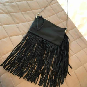  - Fransväska från H&M, säljes pga kommer inte till användning. Använt skick därav det billiga priset. Kan fraktas mot avgift men möter hellre upp i Stockholm🌸✨