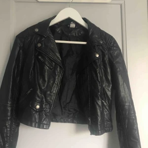  - Jätte fin skinnjacka, säljs pga för lite. Frakt tillkommer