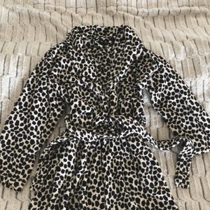  - Morgonrock i fleece från Missya, köpt på Boozt. Knappt använd, storlek S