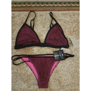  - Oanvänd bikini från Nelly.com med tags. Överdelen i strlk L och underdelen i strlk M. Frakt tillkommer max 40:- 