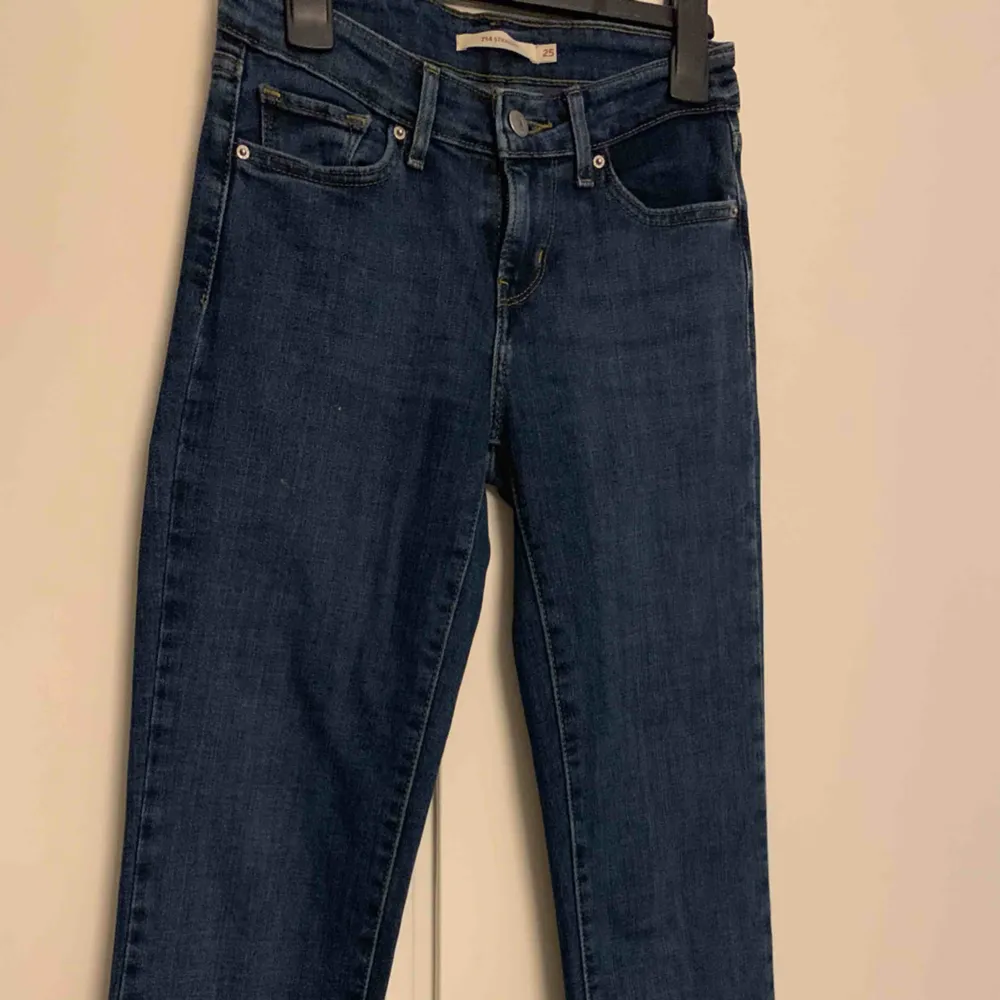 Ett par Levis byxor i modell 714 straight . Jeans & Byxor.