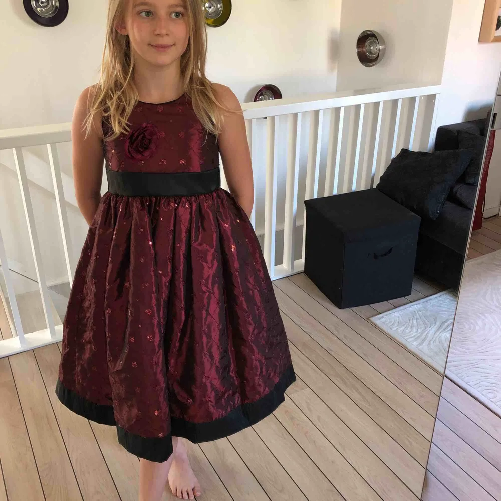 En vacker festklänning för barn från Good girl USA. Endast använd tre gånger och är i nyskick, ordinarie pris 899kr nu 149kr. Klänningar.