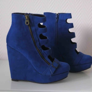  - Blå kilklackar i mocka. Använda en gång! 