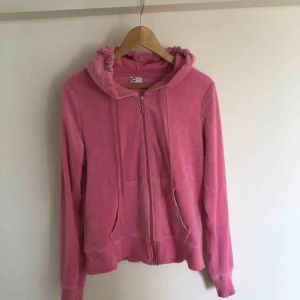  - Rosa velour hoodie med dragkedja 