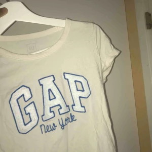  - Gap t-shirt  Använd 1 gång Ingela fläckar