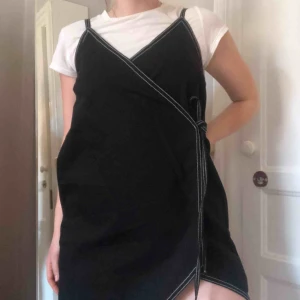  - Omlott, weekday, kontrastsömmar. modellen heter port dress. Använd ett fåtal gånger. Fin med cykelshorts, barbent eller jeans med t-shirt under eller utan! Perfekta plagget alltså😍 köpare står för frakt!