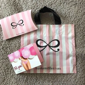  - Ett fullt och oanvänt presentkort på Hunkemöller värt 300 kronor. Köptes på Alla hjärtans dag 2019, men säljes för att det inte kommer till användning. 