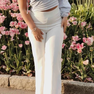  - Vita utsvängda kostymbyxor från Gina tricot, är i bra skick.