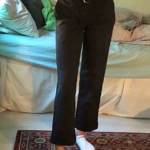  - Riktigt smattriga dickies som tyvärr har ett hål vid fickan, är lite kortare än 30 i längd skulle jag säga. Köpare står för frakt🙃;)