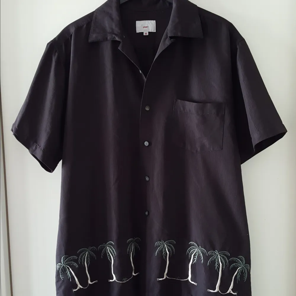 Vintage skjorta med palmer på i storlek M. Kan skickas om köparen står för fraktkostnadensom då blir 36kr.. Övrigt.
