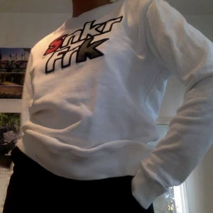  - Sweatshirt från Sneaker Freak  Finns inga dumma frågor, så våga fråga :)  Har massor av annonser ute så kolla in, jag samfraktar gärna! Fraktar spårbart om så önskas, kan också mötas upp i Stockholm 