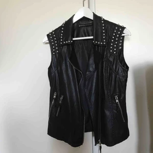  - En snygg oanvänd skinnväst i storlek S