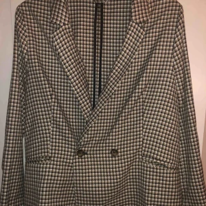  - Kavaj ifrån hm. Storleken är L men skulle säga att den är ganska lite så passar även M eller eller kanske en oversize S. Bara använd någon gång.