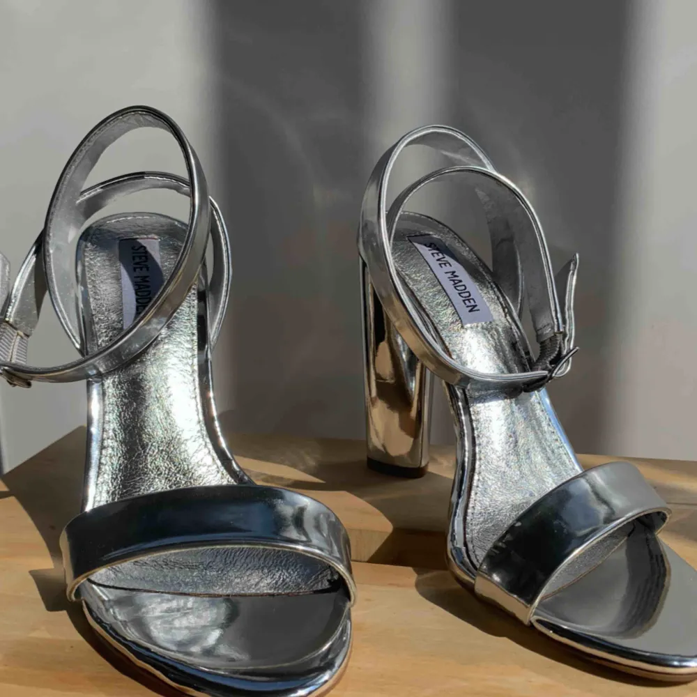 Silver färgade Steve Madden sandaletter i strl 39.  Köparen står för frakten, kan avhämtas i Stockholm.. Skor.