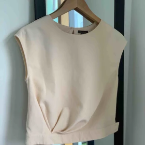  - En beige topp från märket Dapper. Bra kvalite!