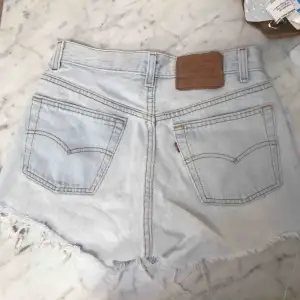 Levis 501 shorts, köpta på plick, aldrig använda av mig. Storlek 28, vilket passar mig som har 24/XS i jeans i vanliga fall. De är liteee stora på mig så skulle även passa en 25/26a