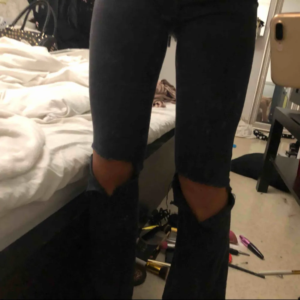 Svarta bootcut jeans från dr denim⭐️ klippt hålen själv och avklippta längst ner💕 köparen betalar frakt!. Jeans & Byxor.