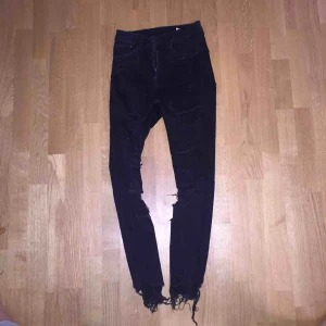  - Ett par svarta skinnyjeans från hm, med massa slitningar och hål över hela benen. De är i bra skick och är högmidjade.
