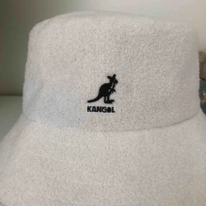  - Bermuda Bucket Hat. Använd en gång, så den är helt felfri! 300kr+frakt eller mötas upp i Stockholm. 