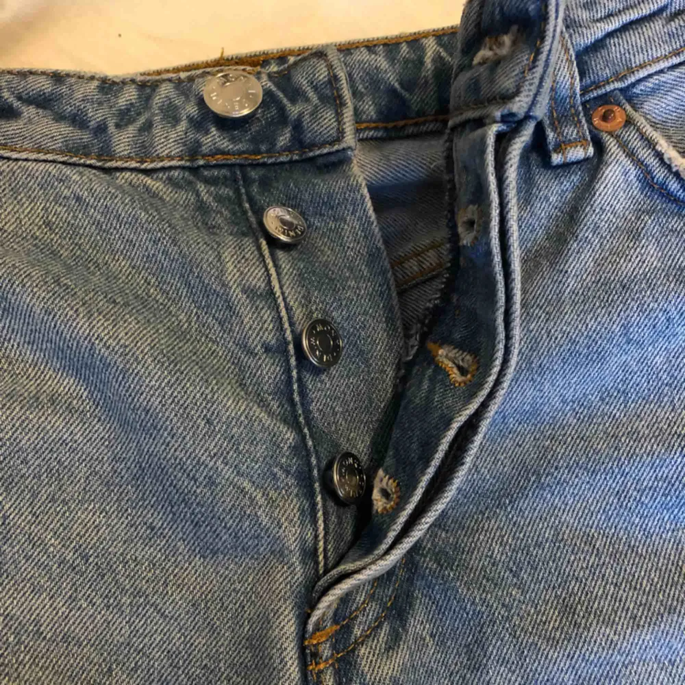 Ett par vintage jeans (sitter tight i låren och blir raka efter knäna) går precis till naveln, stängs med tre knappar. Ankel långa. Fint skick, köpta förra sommaren! Stl 28 (S-M) . Jeans & Byxor.