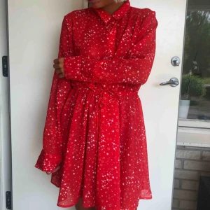  - Härlig klänning i transparent material som fungerar lika bra som kimono!