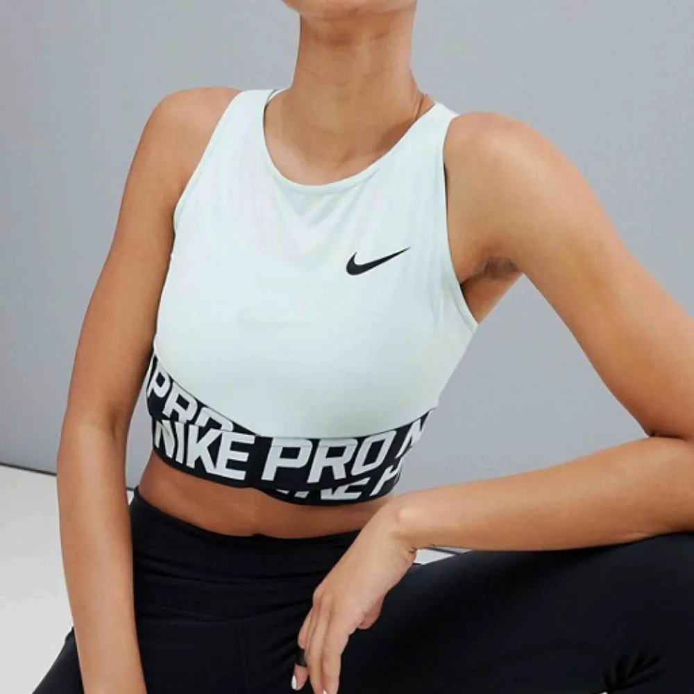 Nike intertwist tröja  Det perfekta träningslinnet! Helt oanvänd (endast testad), säljer pga fel storlek 150kr inklusive frakt (nypris 250kr) . Hoodies.