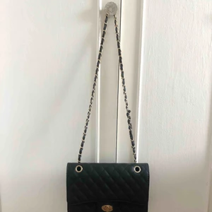  - Trendig axelremsväska med gulddetaljer.