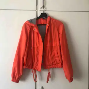 Asfet orange jacka från H&M i superskick!  Köparen står för frakt <3