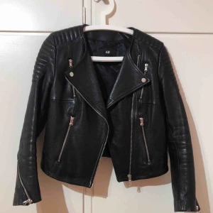  - Skinnjacka i äkta läder från H&M. Använd ett par ggr. I mycket fint skick.  Frakt tillkommer 59SEK. 