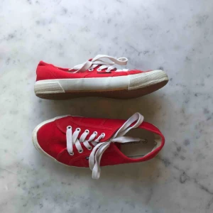  - Supersnygga och söta röda låga skor. Köpta secondhand därav lite slitna. Använda av mig få gånger men bra skick. Supersnygga till att piffa upp en outfit med en färgklick! 🌹