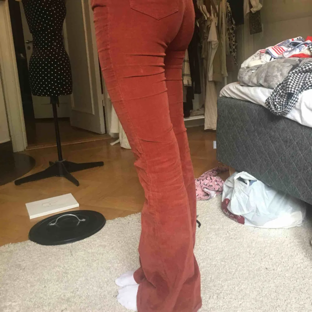 Bootcut byxor i manchester från pullandbear färgen är vinröd och skicket på byxorna är toppen. Lite långa eftersom att jag är 160cm . Jeans & Byxor.