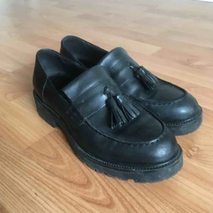  - Vagabond Kenova loafers med grov sula. Endast använda ett fåtal gånger. Otroligt bekväma! Grov och tjock sula med ”däckmönster”.  Nypris 1000 kr. 